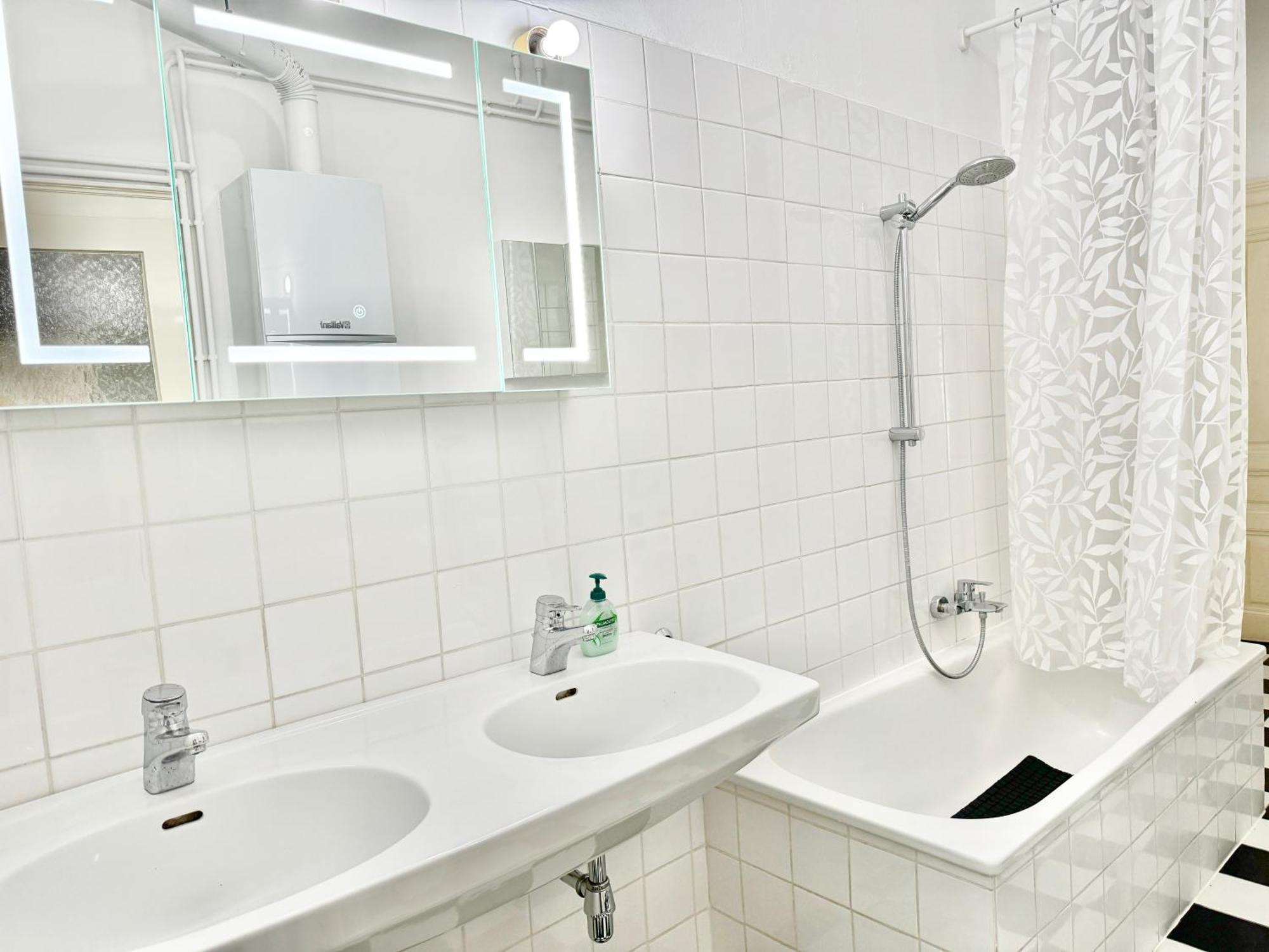 130 M2 Spacious 5 Bedroom Apartment Wien